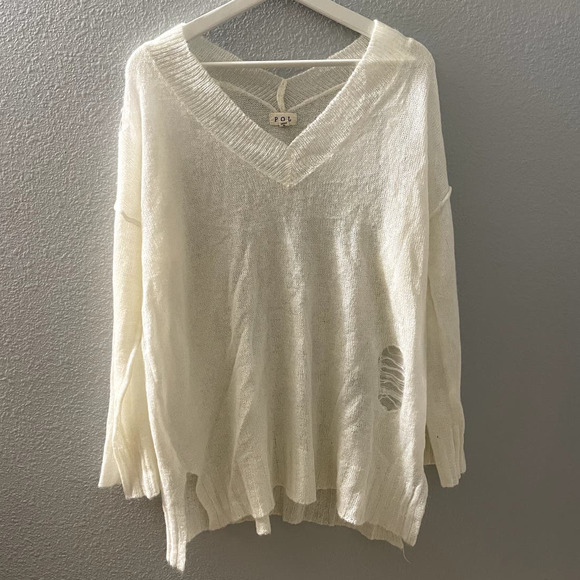 POL Women's White Wool Blend V Neckline Pullover Sweater Size Small NWT - Picture 3 of 6